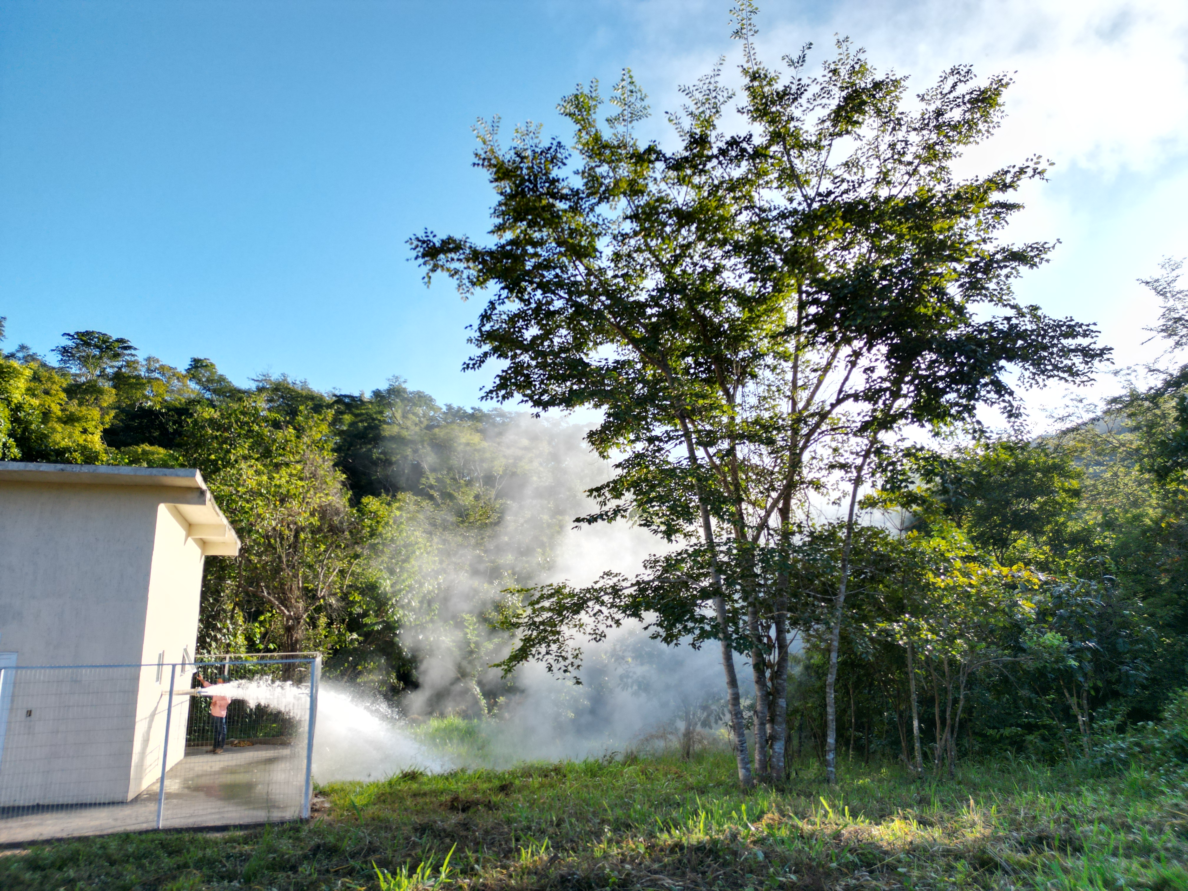 Fonte de água Hanuman com casa de bombas e névoa